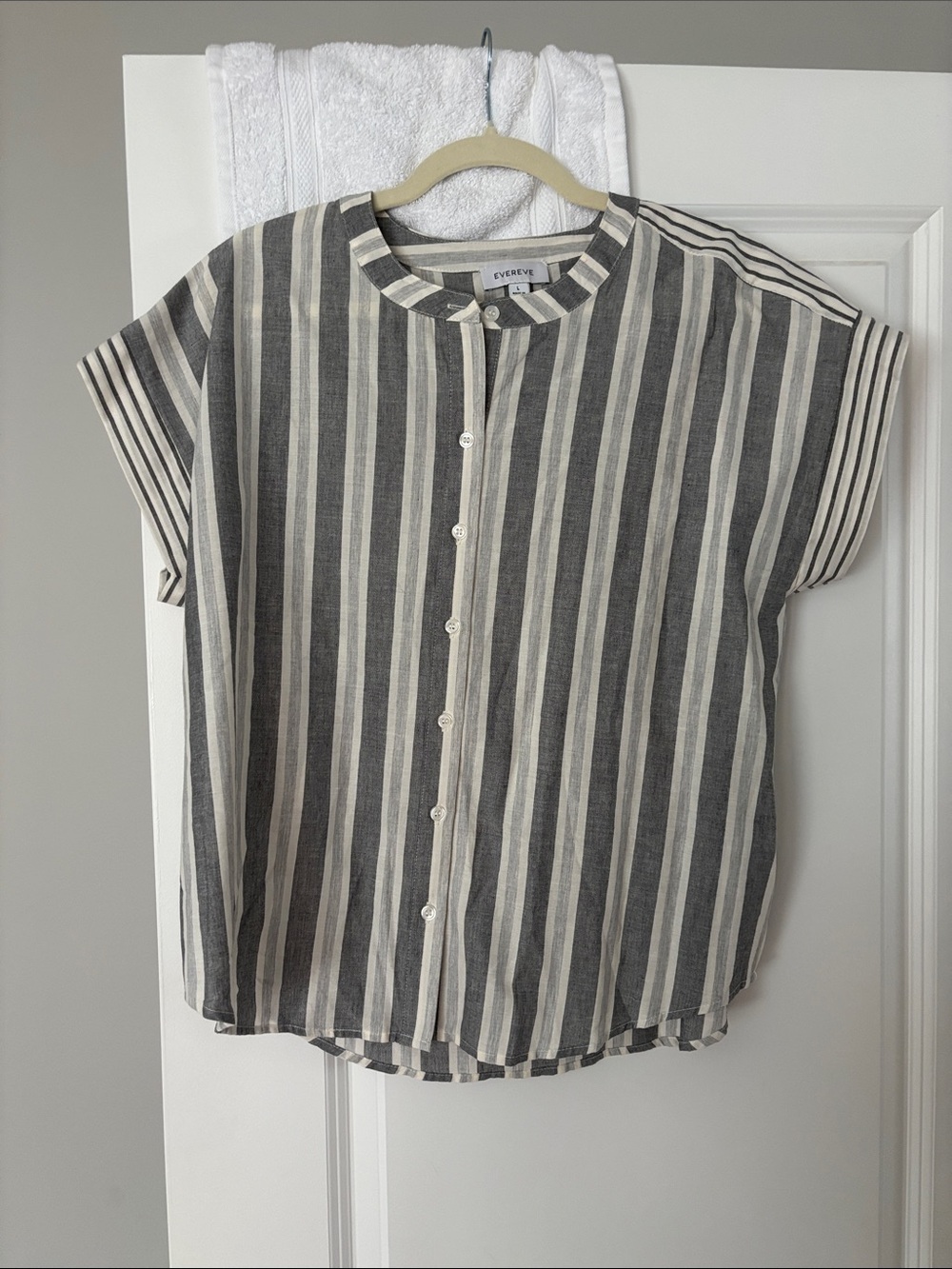 Evereve Gray and White Vertical Stripe Short-Sleeve Button Down